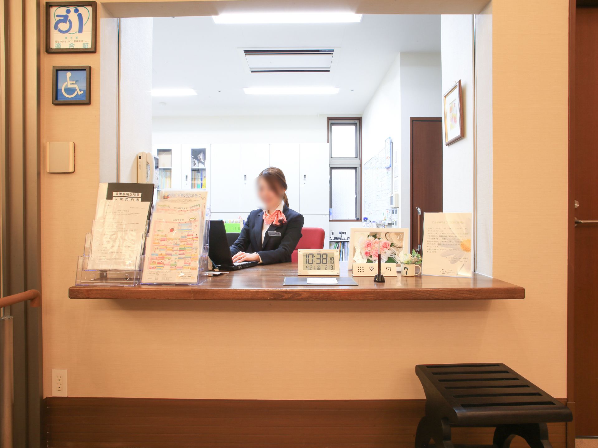 常駐のスタッフがいる受付。事務的作業中心のため照明は明るいものになっている。その他、入居者への要望等に対応している。