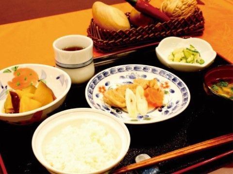 毎日の食事は入居者様の栄養のバランスを考えられた献立で、陶器の食器を使い、食材の彩りにも気を配っている。