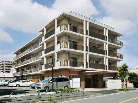 がっしりとした造りの４階建ての建物で前面には駐車場がある。各居室とも日当たりは抜群でベランダからの眺めも良い。