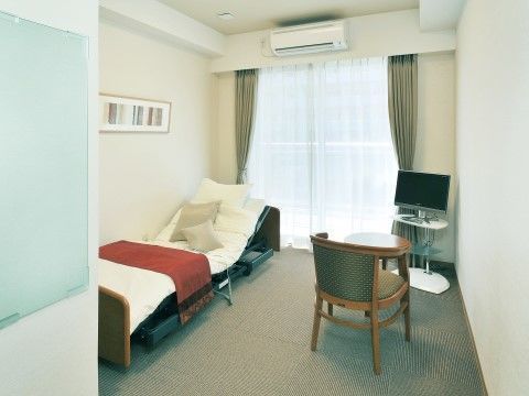 カーペット敷の居室は温かい雰囲気がある。大きな掃き出し窓があるのでベランダへ出ることもでき、日当たりも良い。