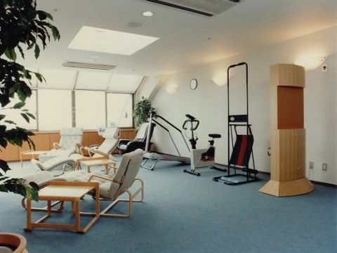 ランニングマシンやぶら下がり健康器具などが置かれているトレーニングルーム