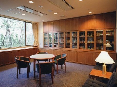 ブラウンなど暖色系の色を基調としており、落ち着いた雰囲気である。椅子やテーブル、ソファが用意されている。