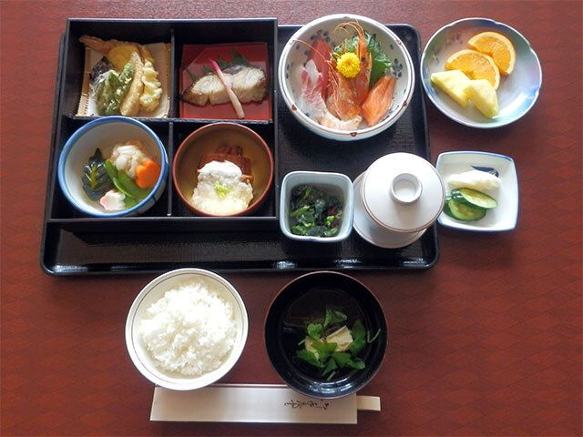 天ぷらの盛り合わせや焼き魚、刺身やフルーツのデザートがセットになった和食