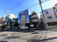 都市部の交差点の日中景観