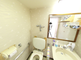 介護施設の明るいトイレの様子