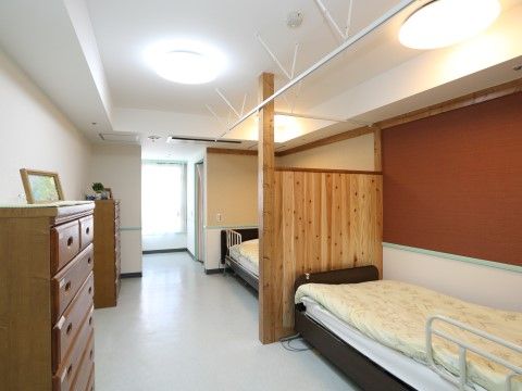 「板橋やすらぎの園 本館」の居室。間仕切りでプライバシーを確保できる。