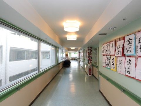 「板橋やすらぎの園 本館」の廊下。作品が展示がされている。