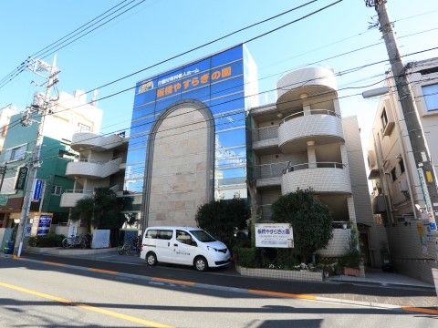 「板橋やすらぎの園 本館」の外観。地下1階、地上4階建の施設。