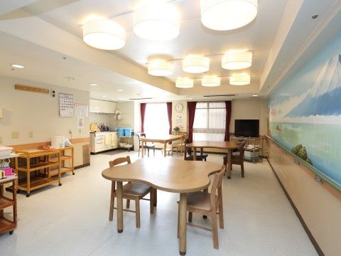 「板橋やすらぎの園 本館」のダイニング。広々とした開放感のあるスペース。