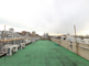 屋上緑化された都市型施設