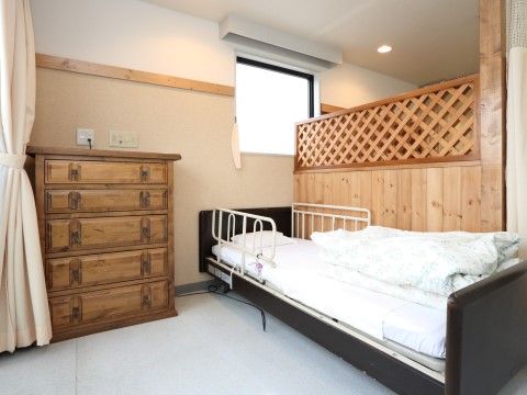 「板橋やすらぎの園 2号館」の居室。タンスを完備しているので衣類を仕舞うことができる。