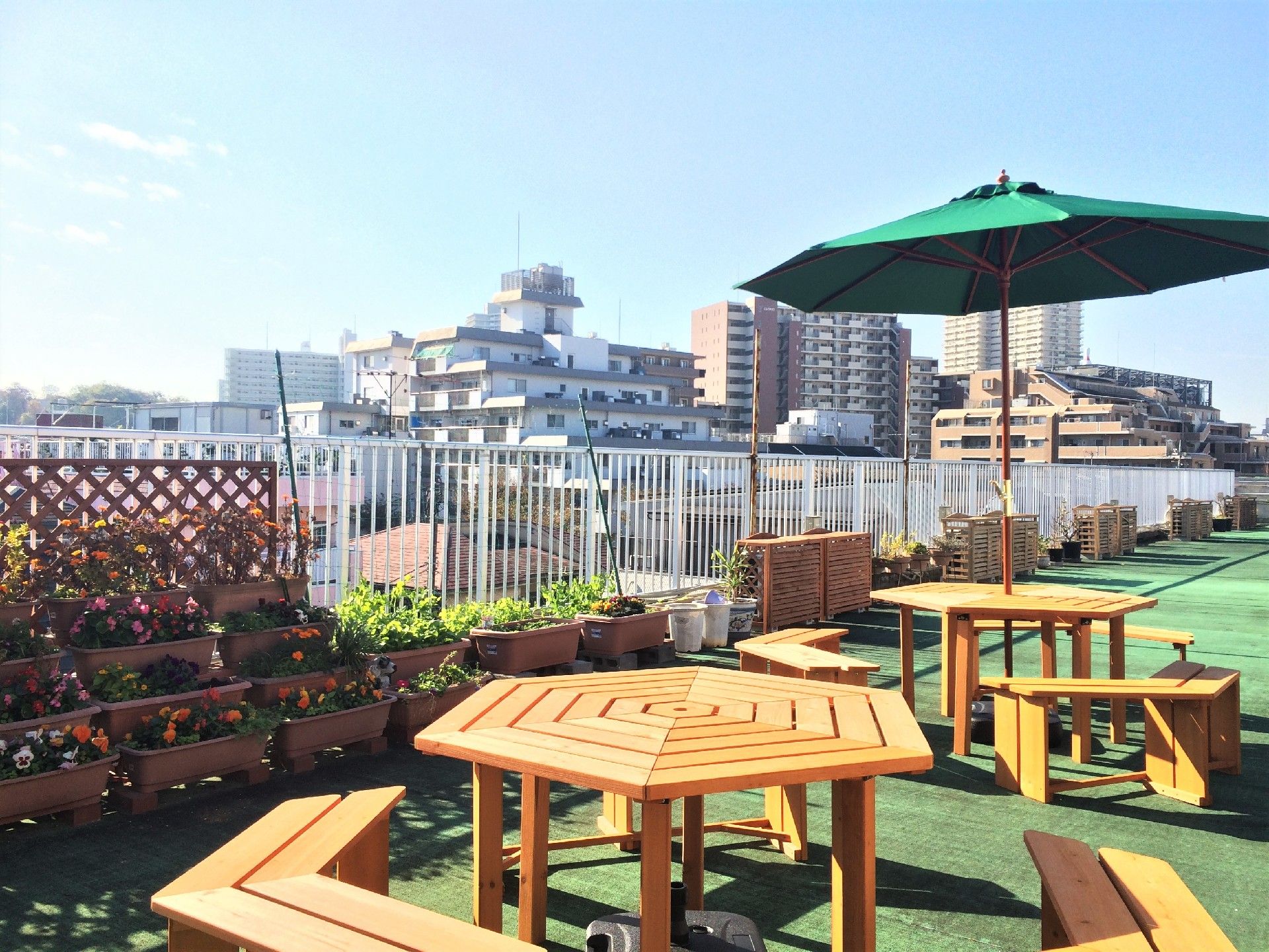 「板橋やすらぎの園 2号館」の屋上。見晴らしの良い屋外スペース。