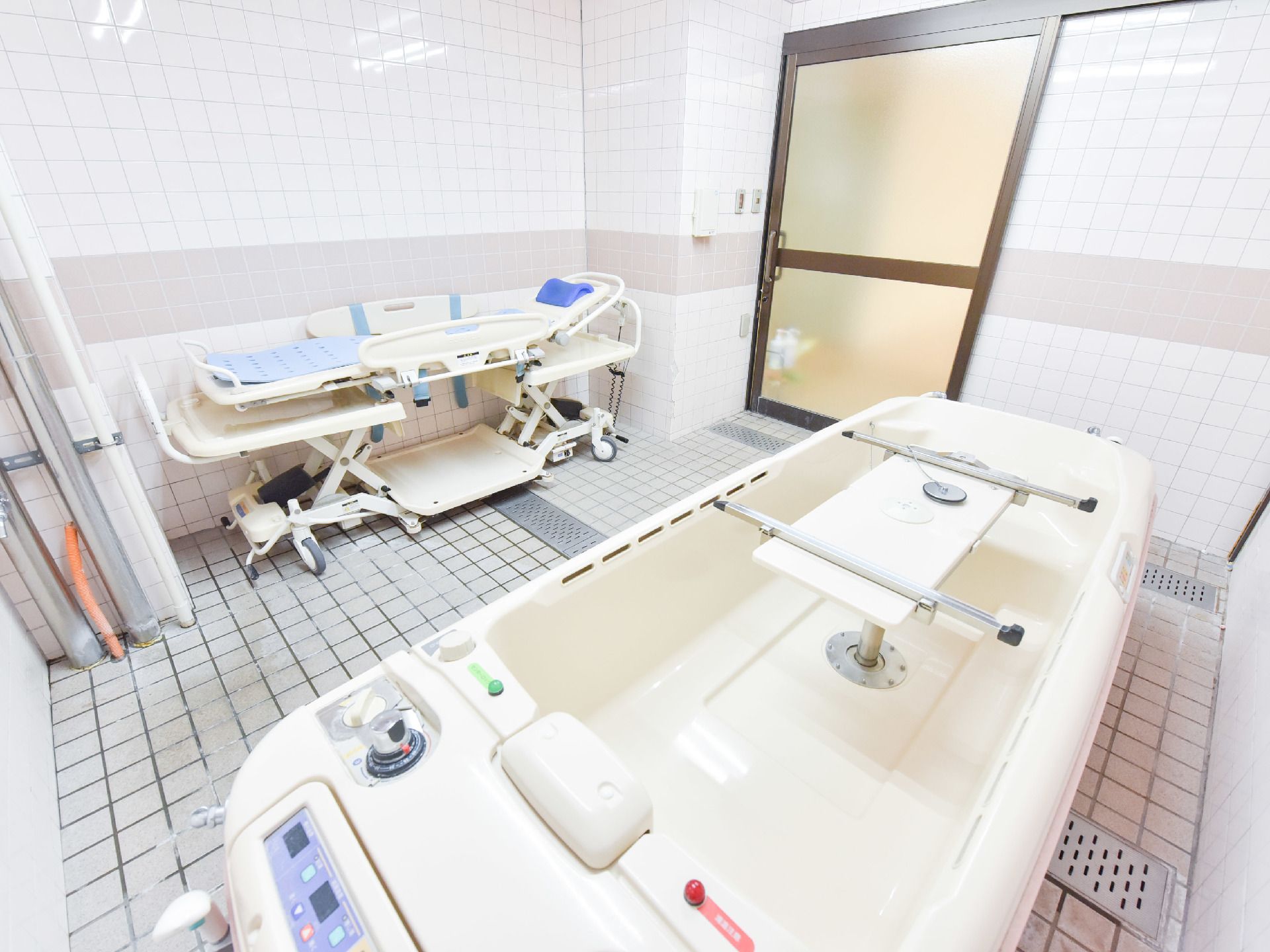 安全な入浴のために必要な介護者専用の浴槽が設置してある浴室があるので寝たきりなどの入居者対応できる。