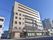 八階建てのビルで一見するとマンションのような外観になっている。一階の正面には施設名が大きな字で見やすく書いてある。
