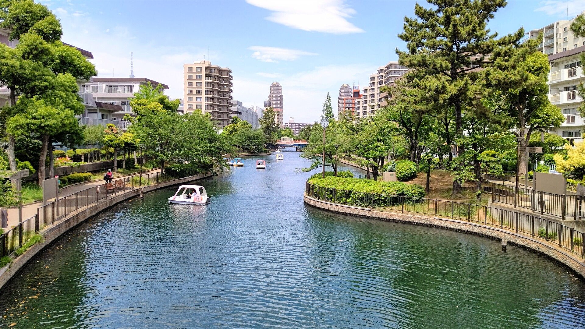 ビルや住宅の間に流れる川