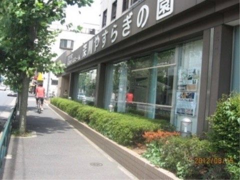 道路に面した外壁に大きな文字で施設名称が表示されている施設外観