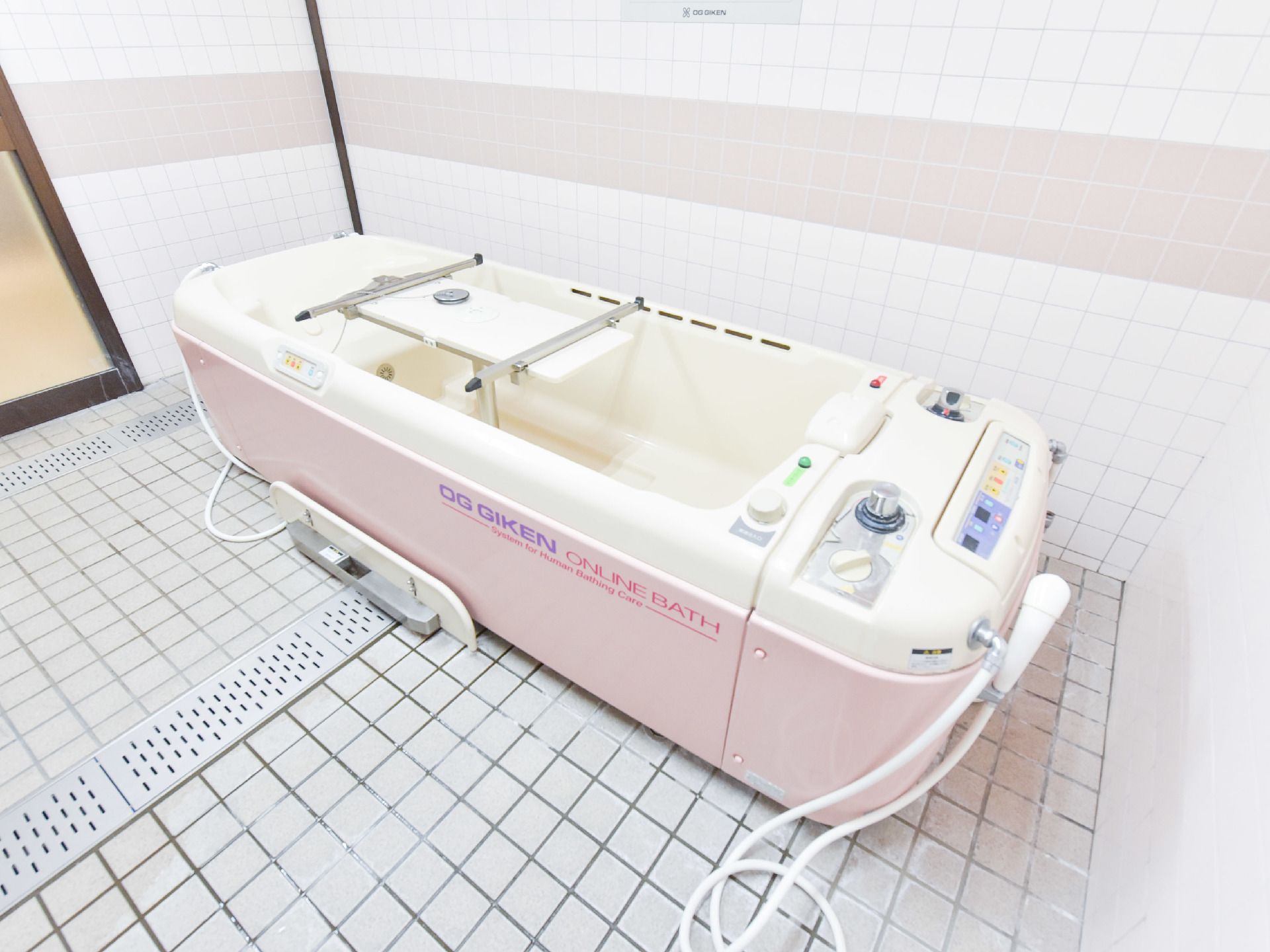体を温めながら体や頭を洗ってもらえるシャワーがついた専用の介護浴槽があるので寝たきりの人でも気持ちよく過ごせる。