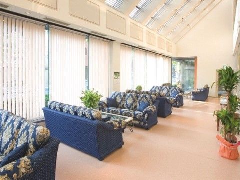 青色を基調とした応接セットが窓際に置かれている、広い休憩スペース