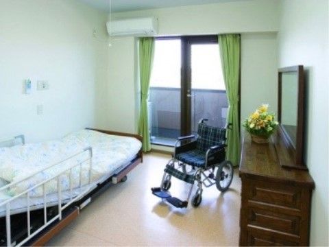 バリアフリーの広い居室なので、車椅子をご利用の方も移動がしやすい。ベッドはリクライニング式になっている。