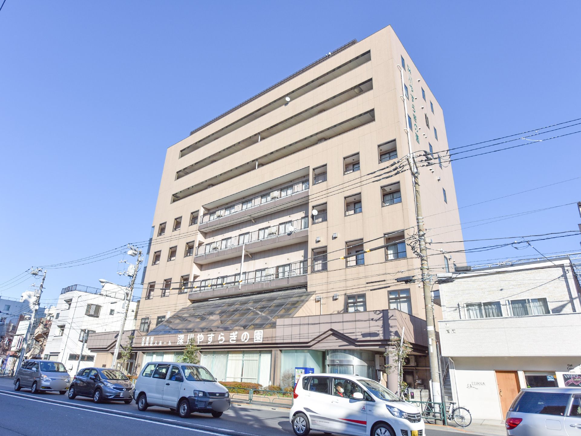 外観の壁の色は落ち着いてベージュで周りの建物なじんでいる。また大通りに面しているので車で移動する場合は便利だ。
