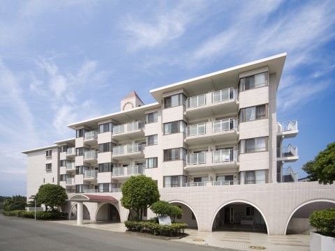 １階手前部分のアーチ状の構造が特徴的な５階建ての施設全体外観