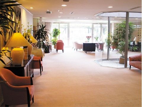 正面から光が入る広い空間には中央には、ガラスに囲まれたドームのような空間があり、観葉植物が置かれている。