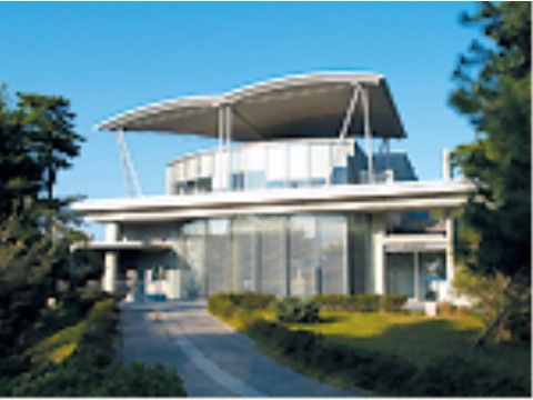 施設の近隣にある美術館。緑地の中に建てられており、散策もお楽しみいただける。館内にはカフェや図書コーナーもある。