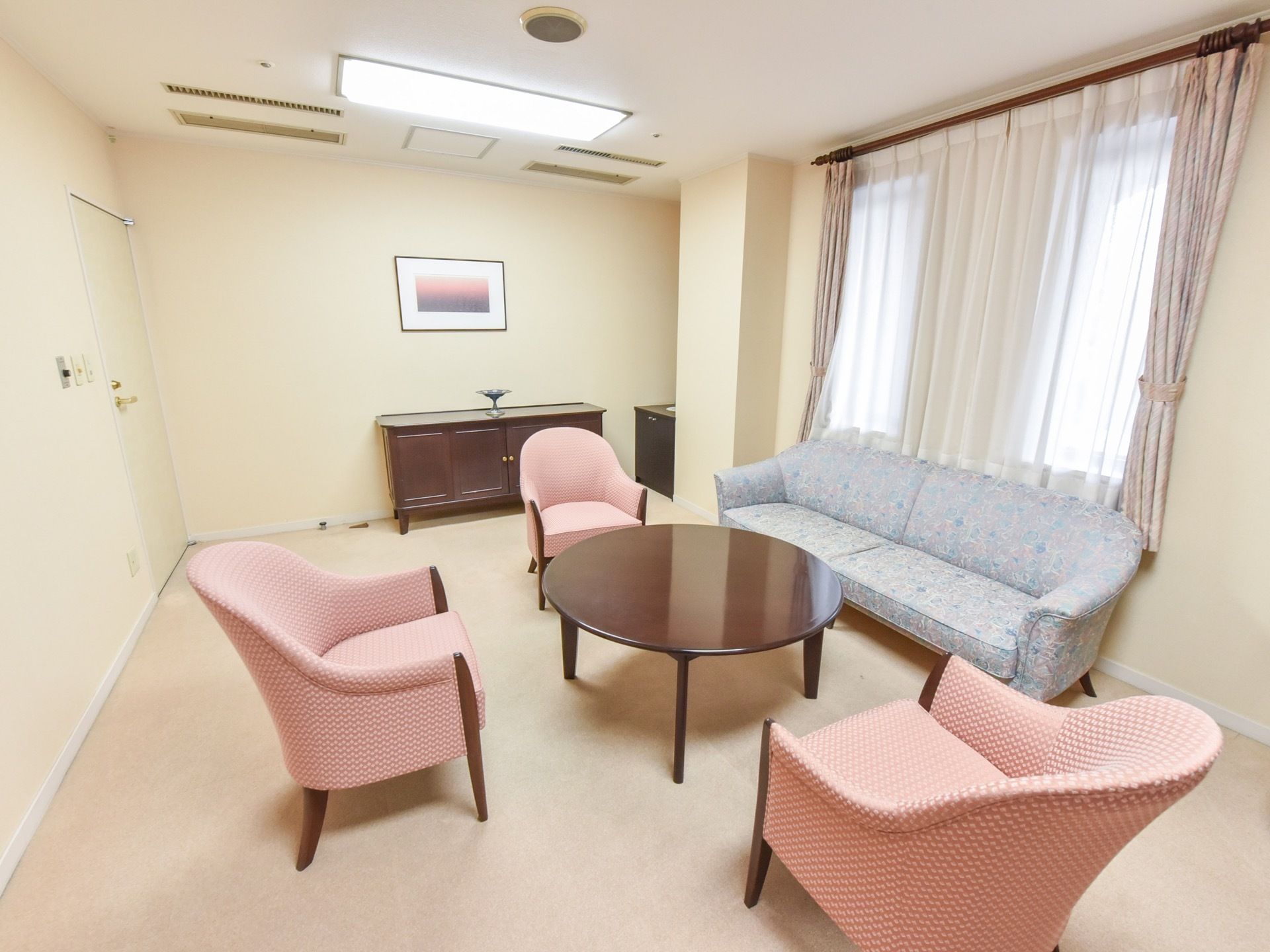 中央に膝丈のテーブルがあり、それを囲うようにソファチェアが配置されている。入居者同士の談笑にうってつけの部屋である。