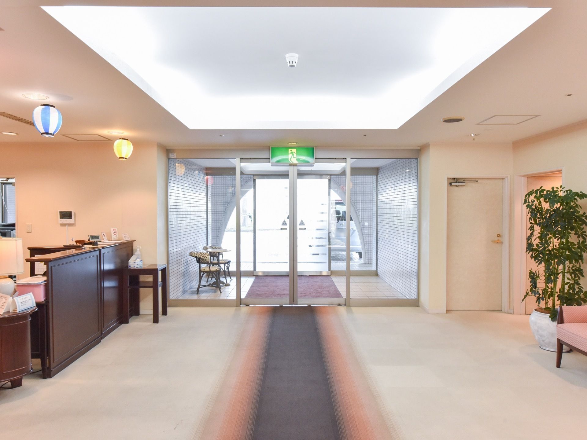 天井に大きな間接照明が設けられた広いホールである。床全面が柔らかなマットとなっており足腰の負担を軽減する効果がある。