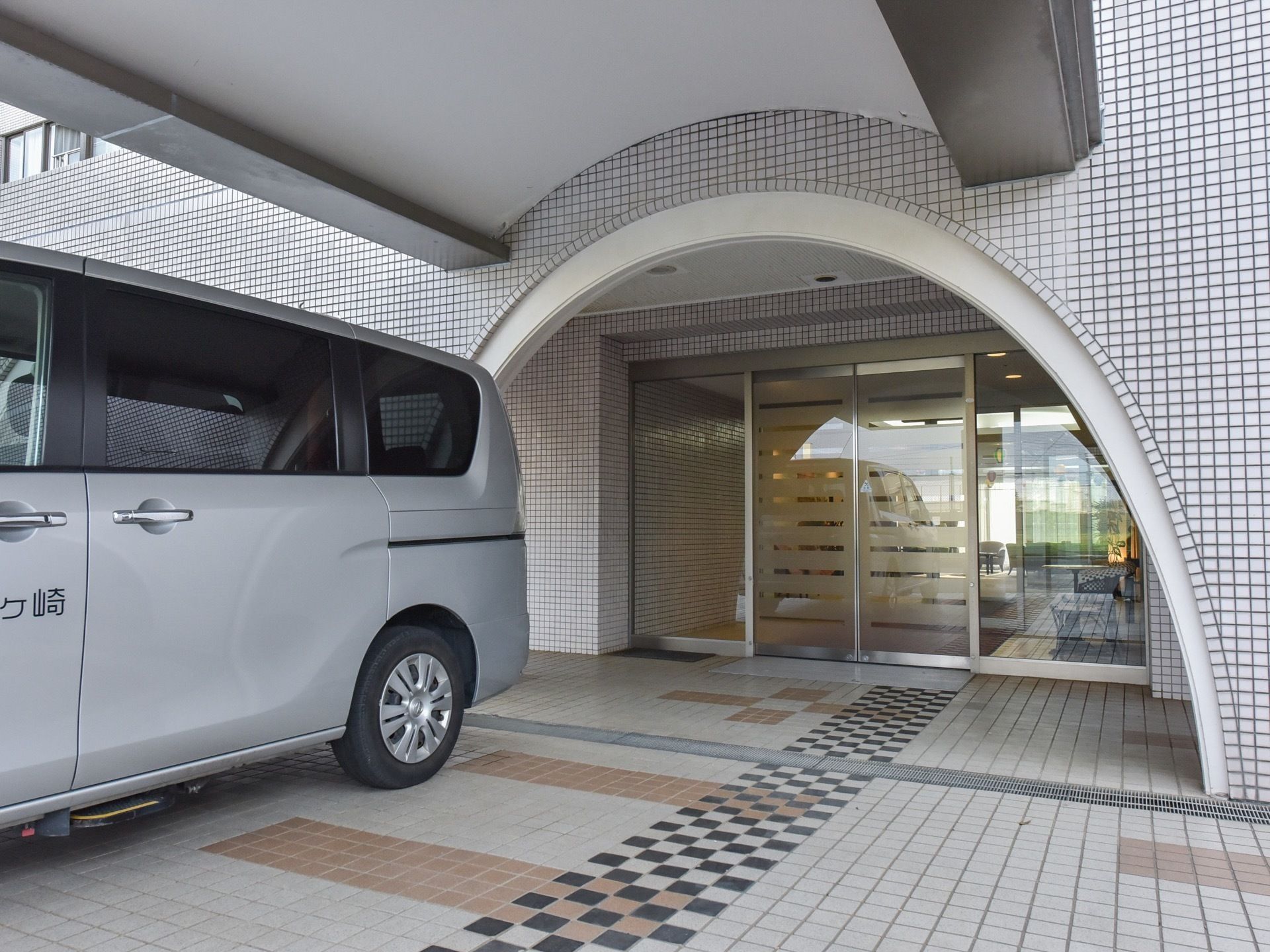 広い玄関には大きな屋根がついている。入居者様が車から施設まで雨に濡れることなく移動していただくことができる。