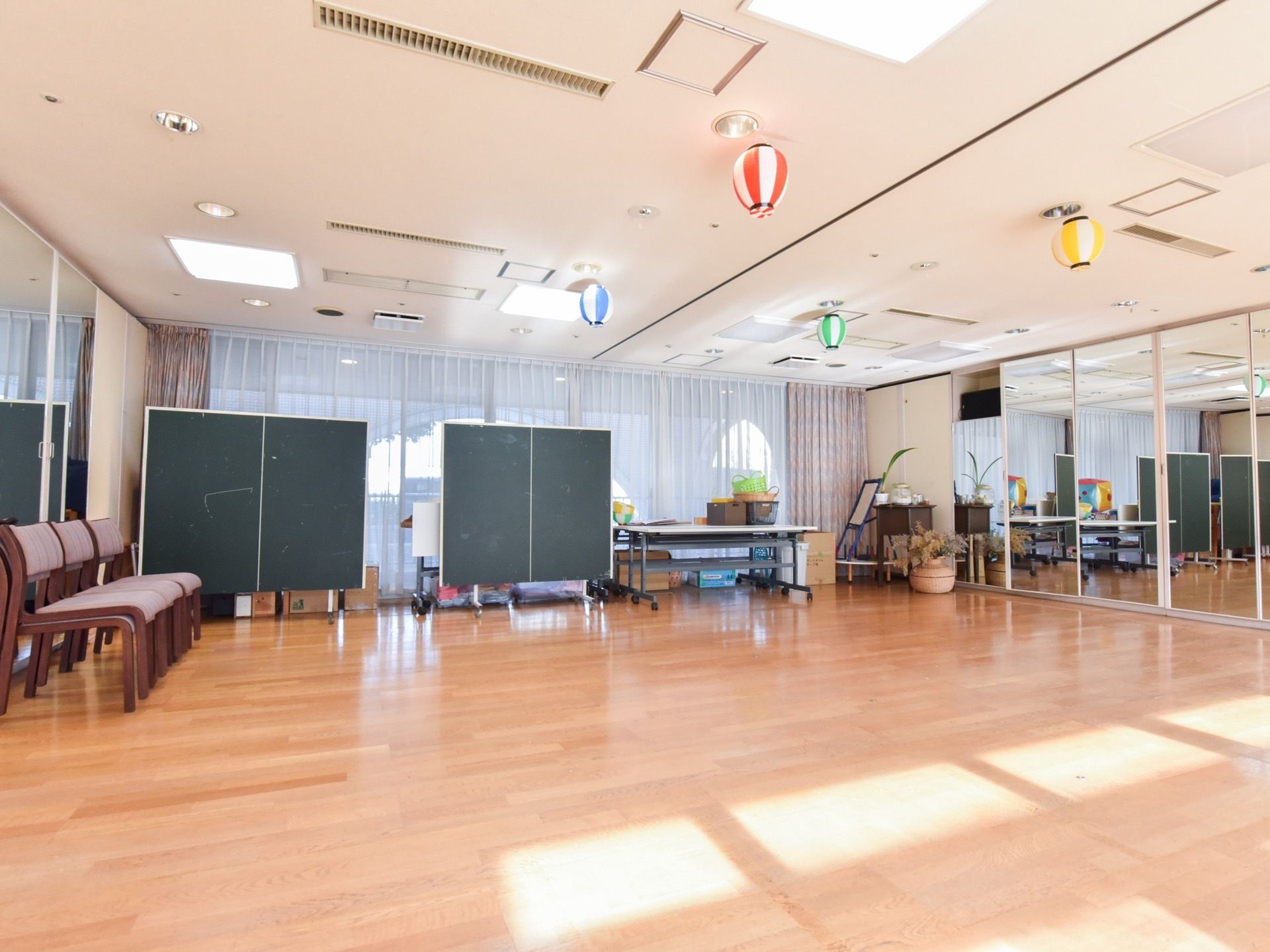 広々とした明るい空間には、壁に大きな鏡が設置されている。運動時にご活用いただける卓球台も用意されている。