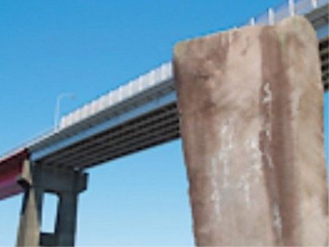 観光名所でもある島と本土を結ぶ大橋である。歩行者や自転車での通行は無料であり、通行時には遠くまで広がる海や島々をみることができる。