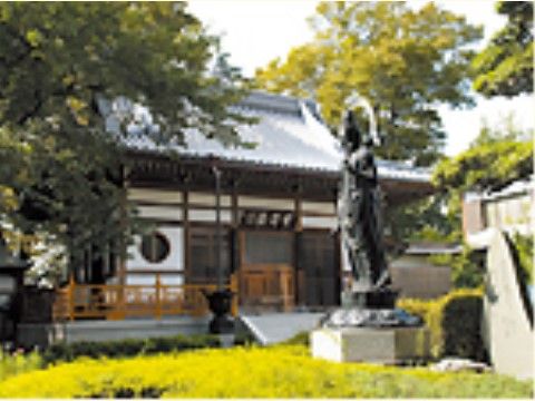外壁が漆喰塗りで重厚感のある造りのお寺である。手前側には如来像が設置されており、お参りすることが可能である。