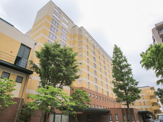 高層マンションのような施設