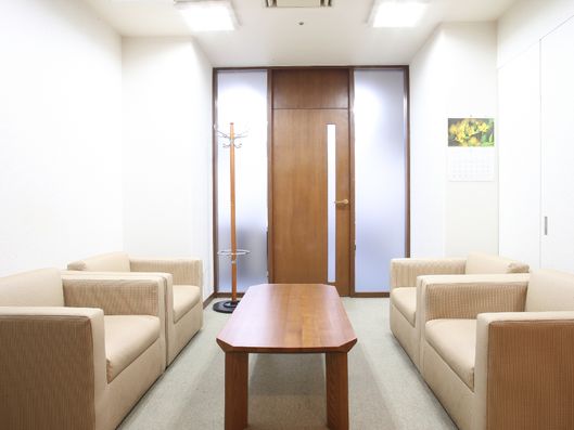 ソファのある応接室