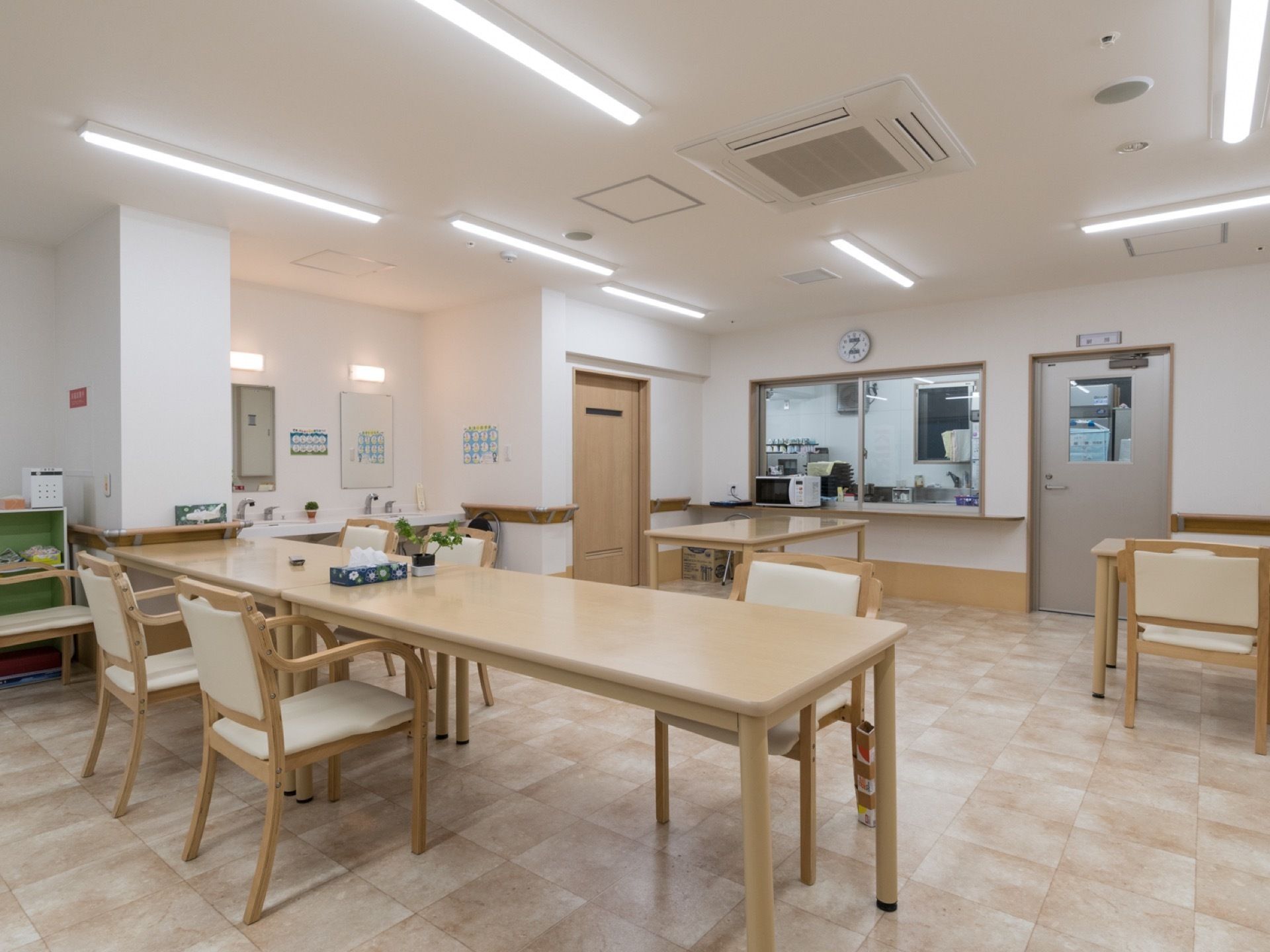 一般のマンションのような外観の施設は住宅街の角地に建っている。建物横には１台分の駐車スペースがある。