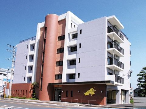 5階建ての有料老人ホームの外観