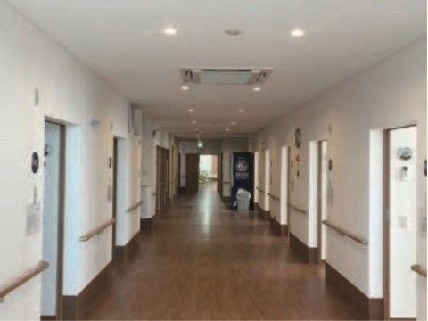 「サービス付き高齢者向け住宅 アースケア沼田 利根の里」壁面に手すりの付いた廊下は入居者様の移動をサポート致します。