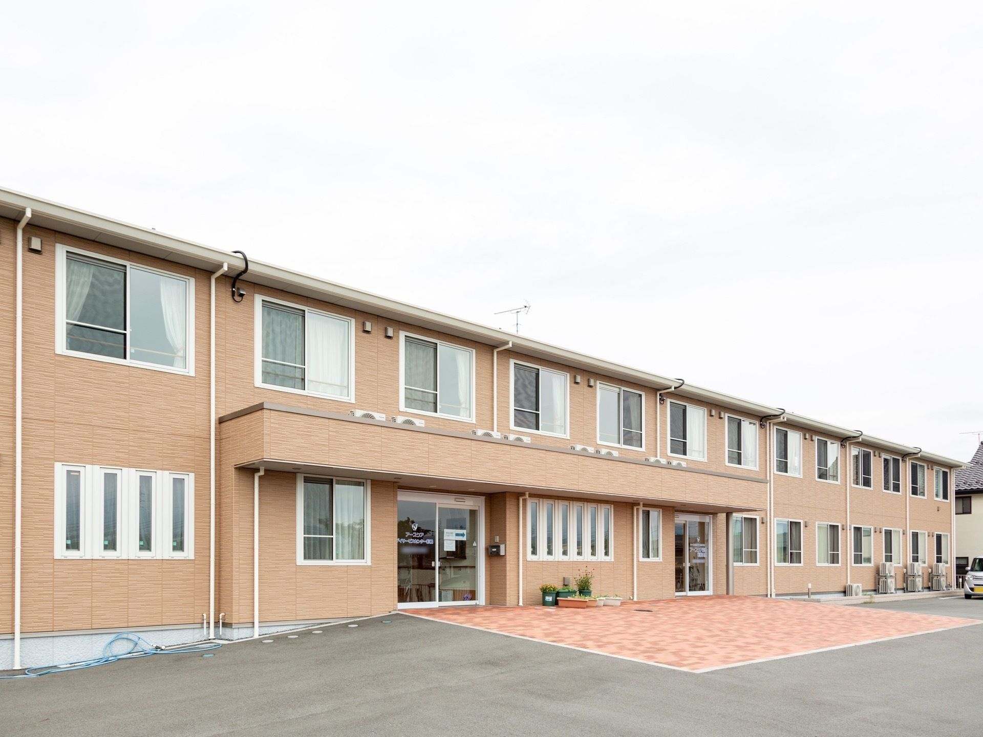 「サービス付き高齢者向け住宅 アースケア沼田 利根の里」フラットタイプの施設外観