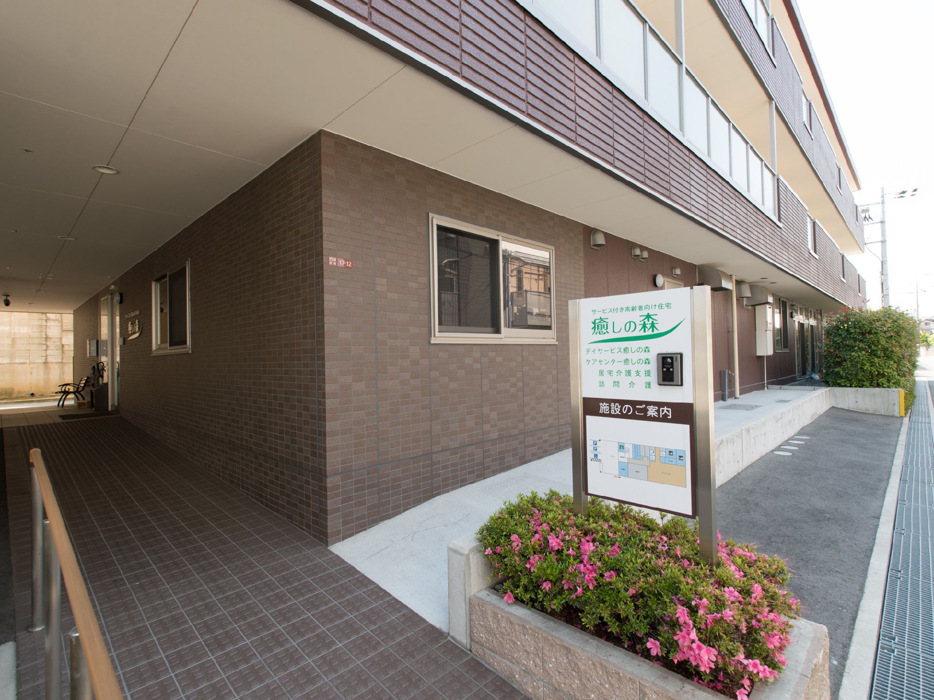 施設の外側には施設名とともに、内部の案内が表示された看板があり、どこに行けばいいかの目的地も分かりやすくなっている。