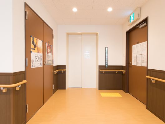 エレベーターと非常口