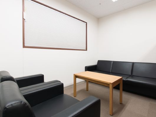 ソファのある応接室