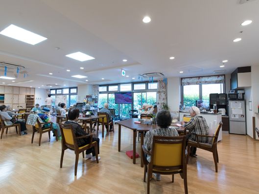テーブルがたくさんある共有ルーム
