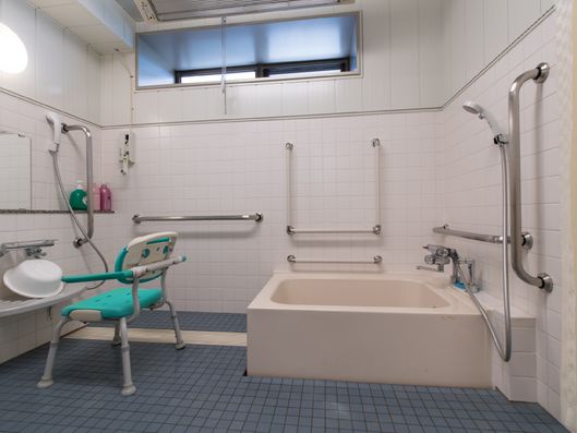 手すりがついているバスルーム