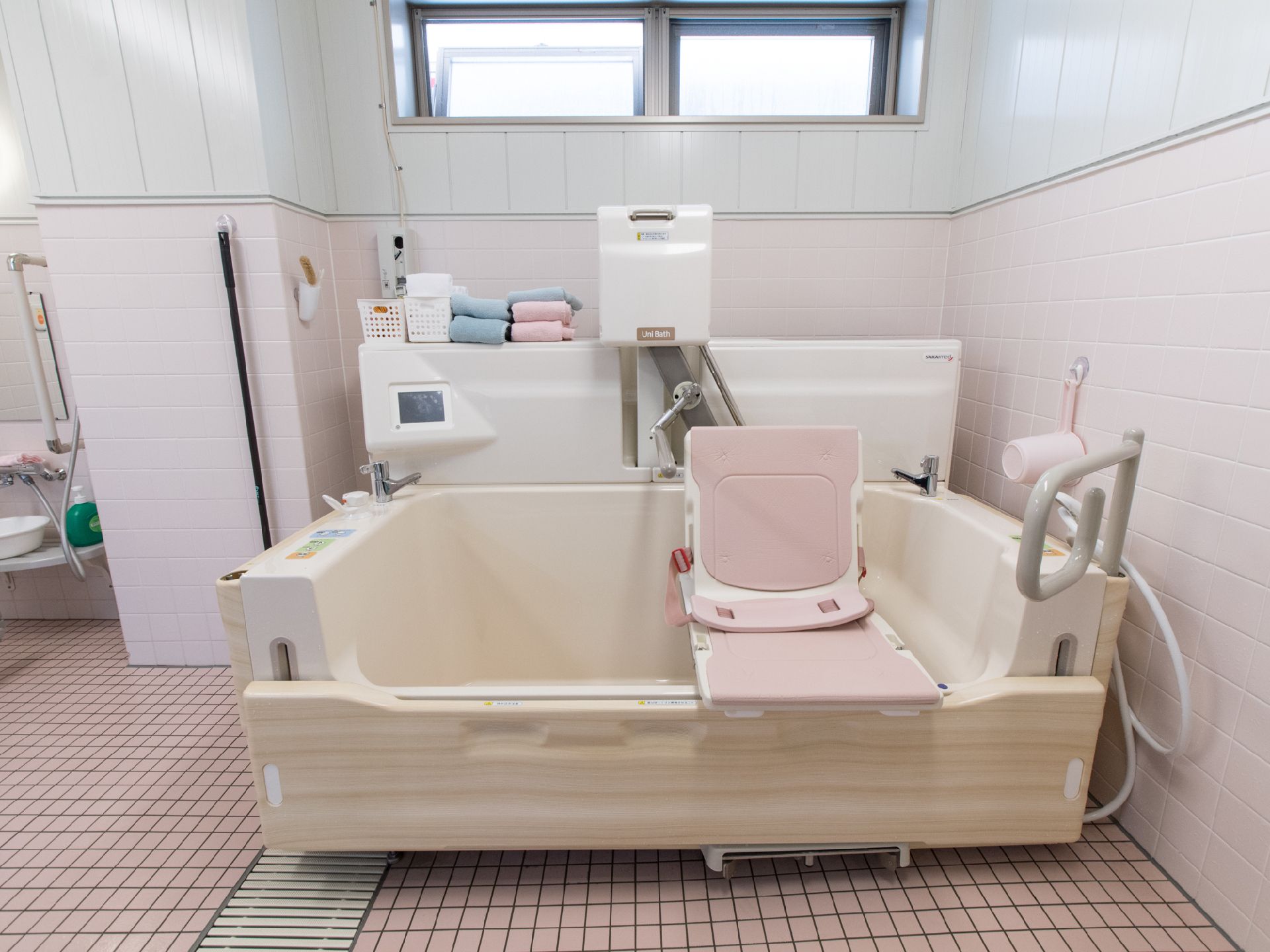 バスルームには座りながら浴槽につかれる器具が設置されており、スタッフの介助の元身体の不自由な入居者でも湯船につかれる。