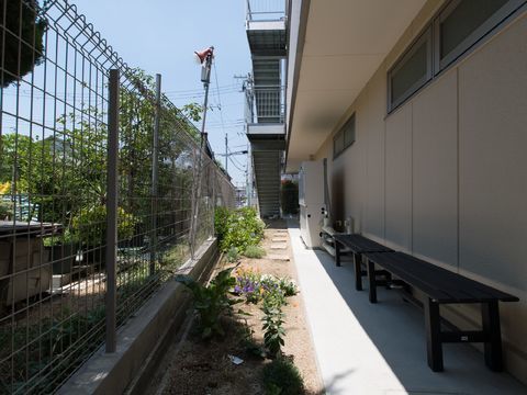 施設外部には複数の入居者が座れるベンチがあって日陰となっているので、美味しい空気を吸いながら日向ぼっこができる。
