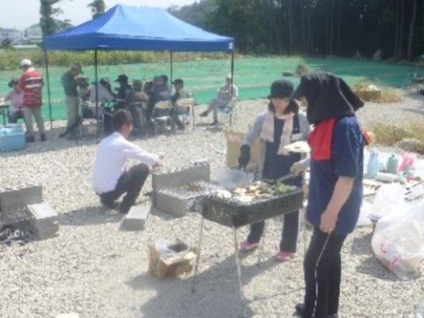バーベキューを楽しむ高齢者