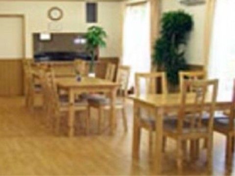食堂として利用することができるリビングには、木の風合いを生かしたテーブルと椅子があり、温かみのある雰囲気となっている。