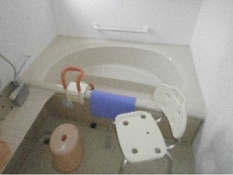 浴槽には青色のシートが掛けられている。入浴時には浴槽の底に敷いて、入居者様の滑り込みを防止することができる。