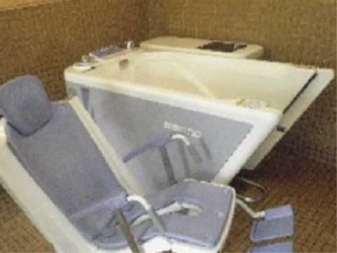 浴室の床は小判のタイルで目地が細かいため、入居者様が通行の際には滑りにくく、安心して椅子に座ることができる。